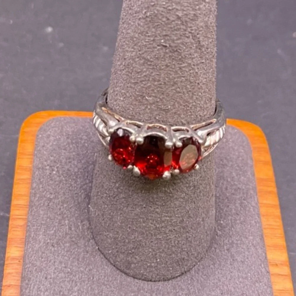 Vintage 3 Stone Oval Red Garnet Gemstone Ring Size 8.75 Silver Tone